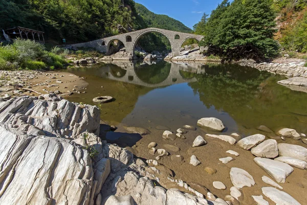 魔鬼的桥和山脉南麓的全景 Arda 河、 克尔贾利地区的山 — 图库照片