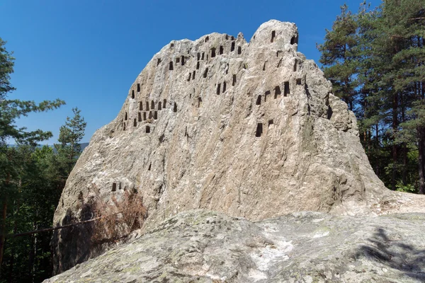 Antiguo santuario de Tracia águila rocas cerca ciudad de Ardino, Kardzhali región — Foto de Stock