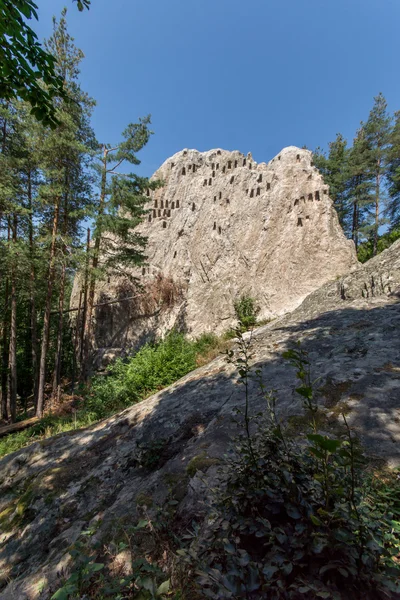 Santuário Trácio Águia Pedras perto da cidade de Ardino na montanha Rhodopes — Fotografia de Stock