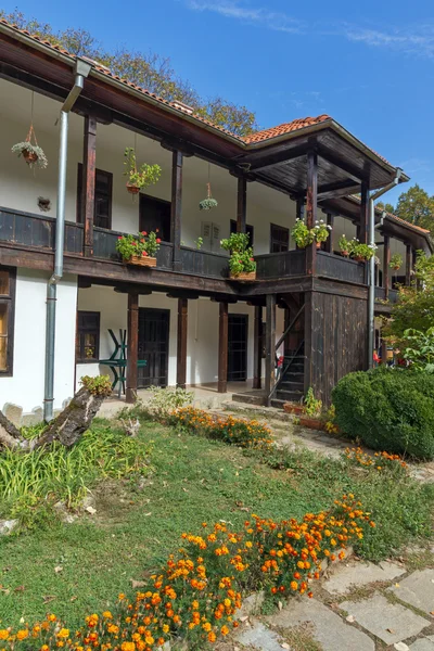 Patio y edificios residenciales del siglo XIX en el monasterio de Zemen , — Foto de Stock