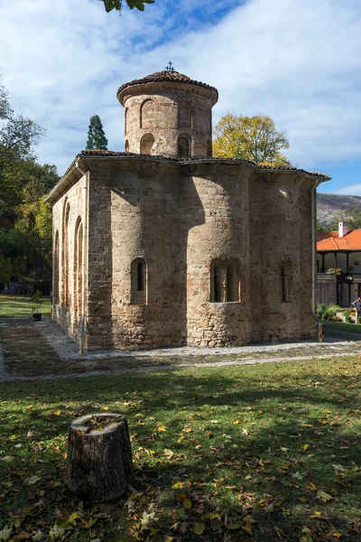 Weergave van de apsis van de kerk in middeleeuwse Zemen klooster, Pernik regio — Stockfoto