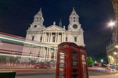 Londra'daki St. Paul Katedrali gece fotoğrafı