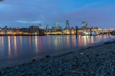Gece manzarası Londra ve Thames Nehri, İngiltere