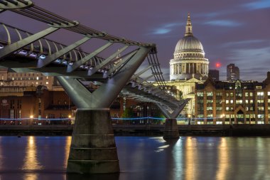 St Paul Katedrali Thames Nehri'nin, Londra, İngiltere'de inanılmaz gece görünümü