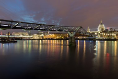 Muhteşem gece cityscape Thames Nehri'nin, London St Paul Katedrali