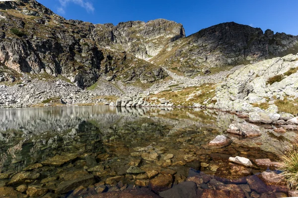Lansekap dengan air jernih dari danau Elenski dan puncak Malyovitsa, Rila Mountain — Stok Foto