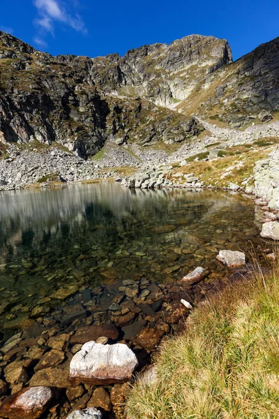 Jelas perairan danau Elenski dan puncak Malyovitsa, Rila Gunung — Stok Foto