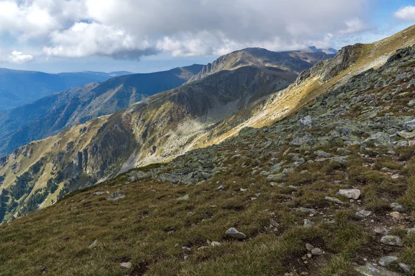 Panorama der grünen hügel des rila berges — Stockfoto