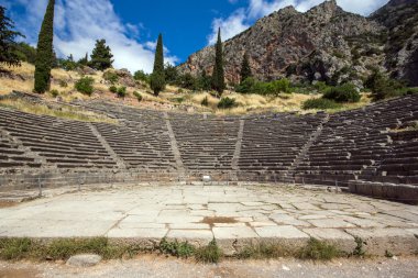 Delphi antik Yunan sit alanı içinde amfitiyatro panoramik manzaralı