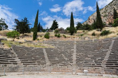 Delphi antik Yunan arkeolojik sitedeki Amfi Tiyatro Panoraması,