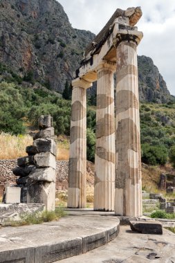 Yakın kadar Athena Pronaia Sanctuary Delphi antik Yunan arkeolojik sitesinde görüntülemek