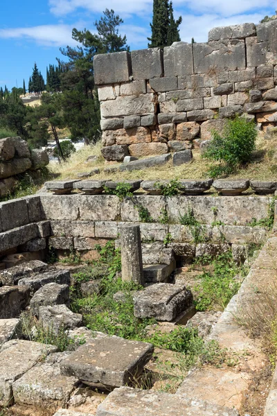 Ruiny starożytnych greckich wykopaliska archeologiczne w Delphi, — Zdjęcie stockowe