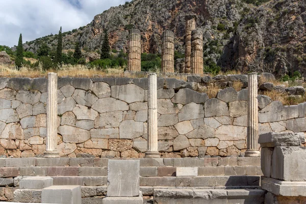 Columnas antiguas en el sitio arqueológico griego de Delfos — Foto de Stock