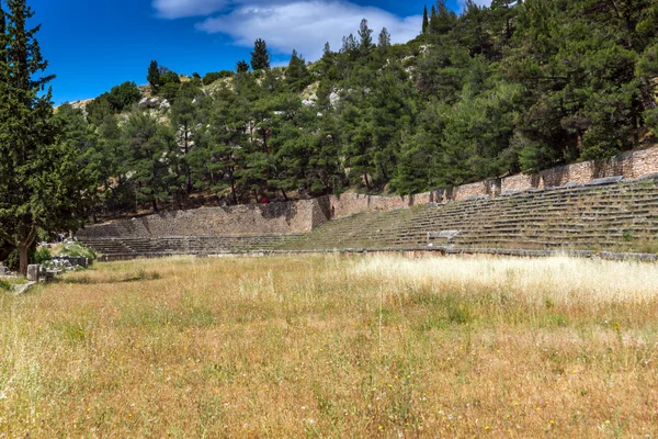 Ruiny starożytnych greckich wykopaliska archeologiczne w Delphi — Zdjęcie stockowe