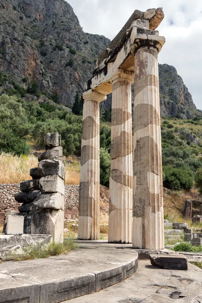 Vista de cerca Atenea Pronaia Santuario en el sitio arqueológico griego antiguo de Delfos — Foto de Stock