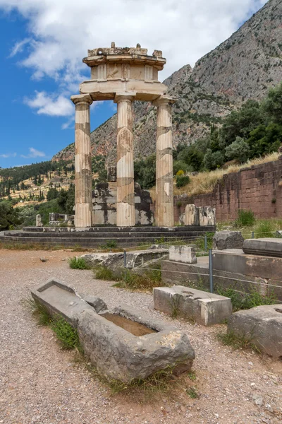 Ruinas y Atenea Pronaia Santuario en el sitio arqueológico griego antiguo de Delfos —  Fotos de Stock