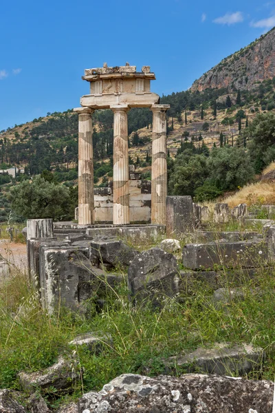 Καταπληκτική θέα ερείπια και Αθηνάς Pronaia ιερό στο αρχαίο ελληνικό αρχαιολογικό χώρο των Δελφών — Φωτογραφία Αρχείου