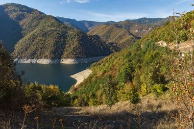 Menderes in Vacha (Antonivanovtsy) depo, Rodop dağ çevresinde sonbahar orman