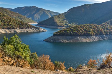 Menderes in Vacha (Antonivanovtsy) depo, Rodop dağ sonbahar manzarası
