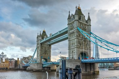 Tower Bridge Londra şaşırtıcı günbatımı görünümü ikindi, İngiltere