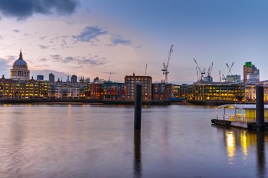 Gece manzarası Londra ve Thames Nehri, İngiltere