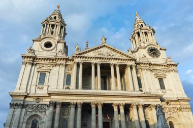 Londra'daki St. Paul Katedrali şaşırtıcı günbatımı manzarası