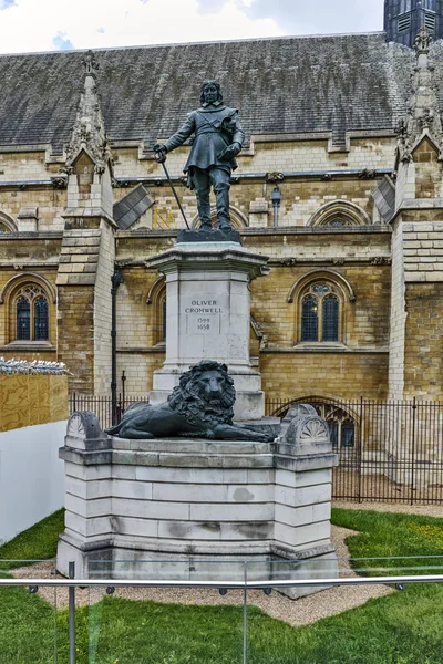 Oliver Cromwell heykeli önünde Palace of Westminster, Londra, İngiltere — Stok fotoğraf