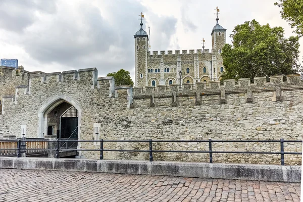 Londra, İngiltere'nin tarihi kulenin gün batımı görünümü — Stok fotoğraf