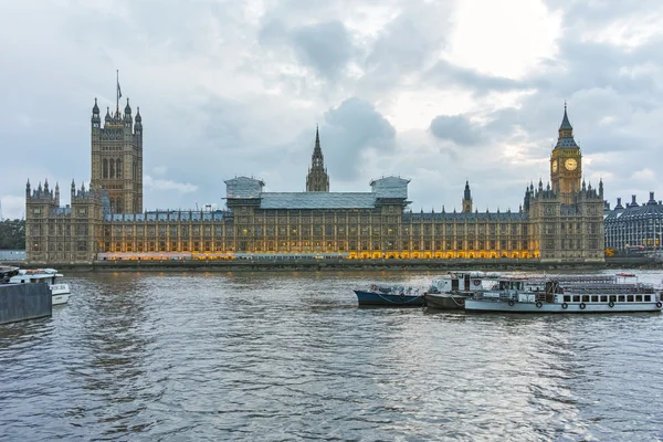 Widokiem na zachód słońca Houses of Parliament, Pałac Westminster, Londyn — Zdjęcie stockowe