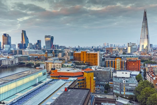 Increíble horizonte Crepúsculo de la ciudad de Londres y el río Támesis, Inglaterra —  Fotos de Stock