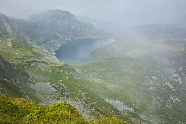 Increíble paisaje con niebla sobre el lago del riñón, los siete lagos de Rila —  Fotos de Stock