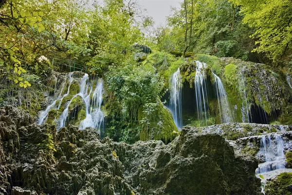 Krushuna şelaleler, koca Balkan Dağları çevresinde yeşil orman
