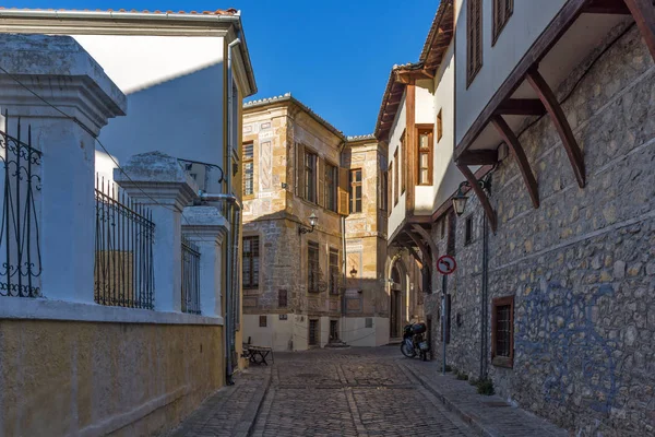 Pequeña calle en el casco antiguo de Xanthi, Macedonia Oriental y Tracia — Foto de Stock