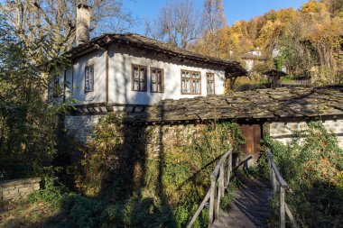 ahşap köprü ve Bozhentsi Köyü, Gabrovo bölgesi eski evde,