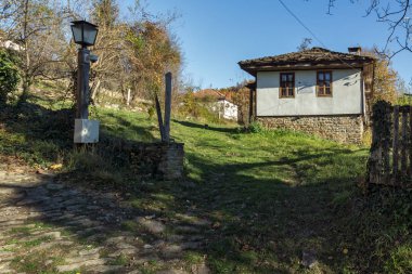 Arnavut kaldırımlı Caddesi ve Bozhentsi Köyü, Gabrovo bölgesi eski evde ile Panorama