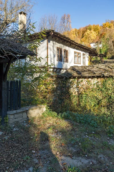 Antigua casa y colinas de otoño en el pueblo de Bozhentsi, región de Gabrovo — Foto de Stock