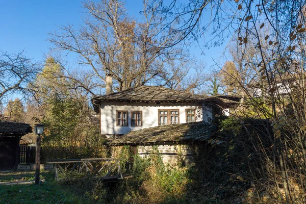 Úžasná krajina s dřevěným mostem a starým domem ve vesnici Bozhentsi, oblast Gabrovo — Stock fotografie