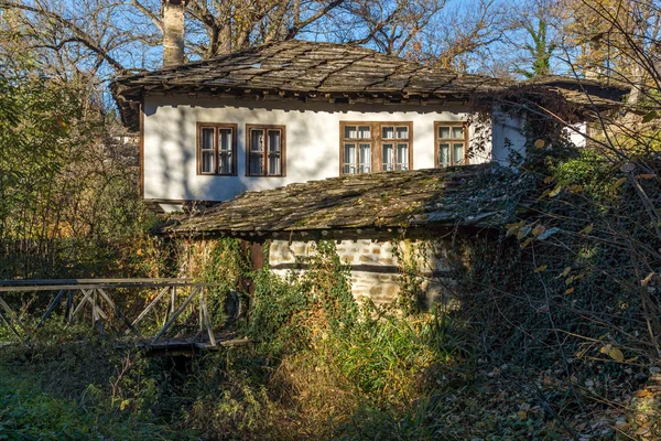 보 헨 치 마을에 있는 목조 다리와 오래 된 집이 있는가을 풍경,가 브로 보 지역, — 스톡 사진