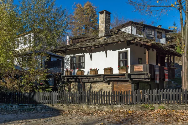 Starý dům s dřevěným plotem v obci Bozhentsi, regionu Gabrovo — Stock fotografie