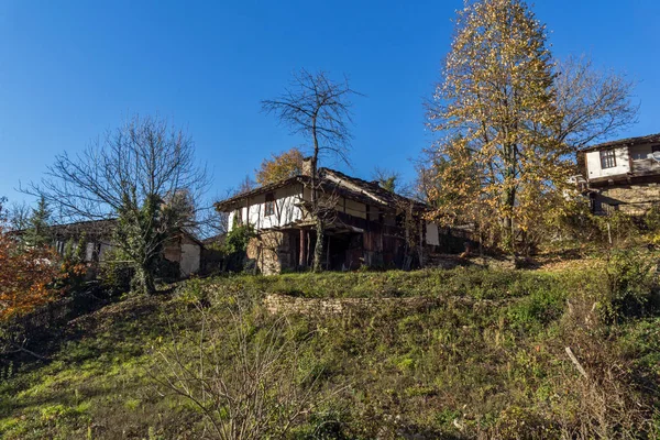 家屋の村の中庭と古い家とパノラマ, ガブロヴォ地域 — ストック写真