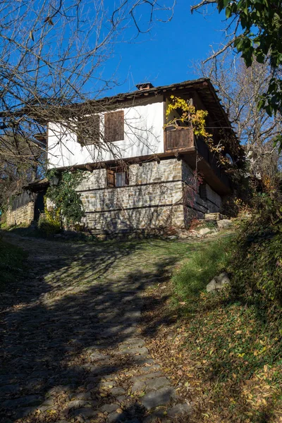 Dlážděné ulice a staré dům v obci Bozhentsi, regionu Gabrovo — Stock fotografie