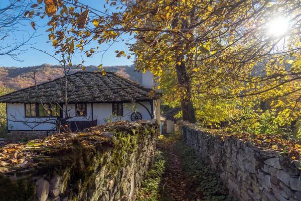 Prachtig uitzicht op straat met de herfst bomen in het dorp van Bozhentsi, Gabrovo regio — Stockfoto