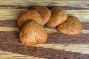 Sırada gingerbread üzerinde ahşap ile kompozisyon