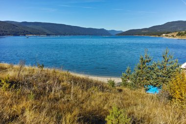 Dospat rezervuar suyunda ada, Smolyan bölgesi
