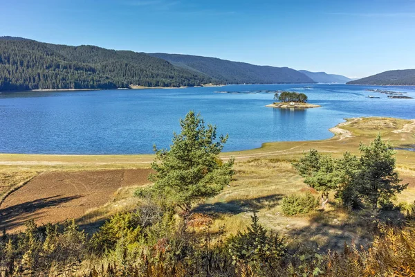 スモーリャン地方 Dospat 貯水池の水の島の紅葉風景 — ストック写真