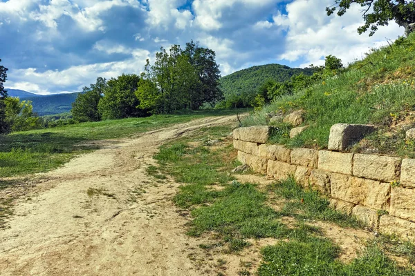 Chetinyova mound and Sredna gora mountain in archeological site of Starosel, Plovdiv Region — Stock Photo, Image