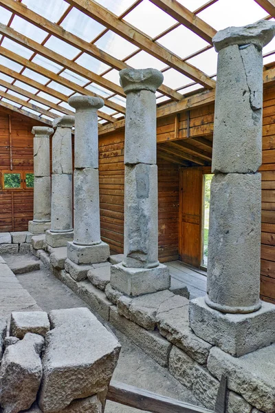 Antika kolumner i thrakiska templet komplex av Starosel, Plovdiv Region — Stockfoto