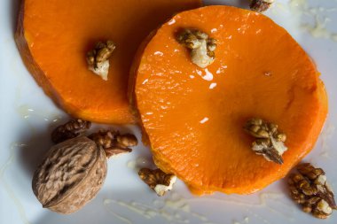 Kavrulmuş, pişmiş kabak bal ve ceviz eklenmesi ile
