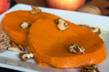 Kavrulmuş, pişmiş kabak bal ve ceviz eklenmesi ile