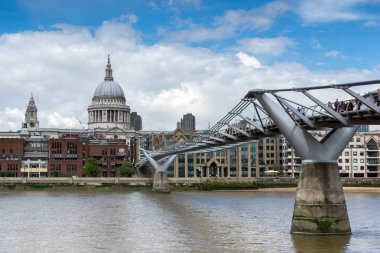 Londra, İngiltere - 15 Haziran 2016: St. Paul's Katedrali ve Millennium Köprüsü